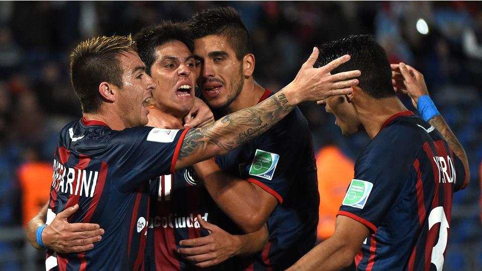 Pemain San Lorenzo bergembira usai memasukkan bola ke gawang Auckland City. - INDOSPORT